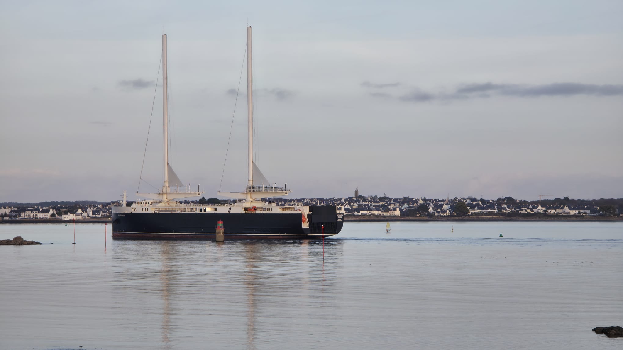 Néoliner entrant dans la rade de Lorient